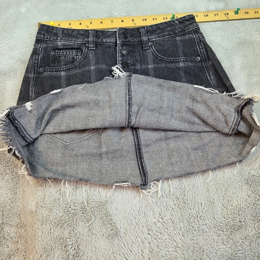 American‎ Eagle Denim Mini Skirt Womens Sz 6 Plaid Button Fly Raw Hem Black Grey